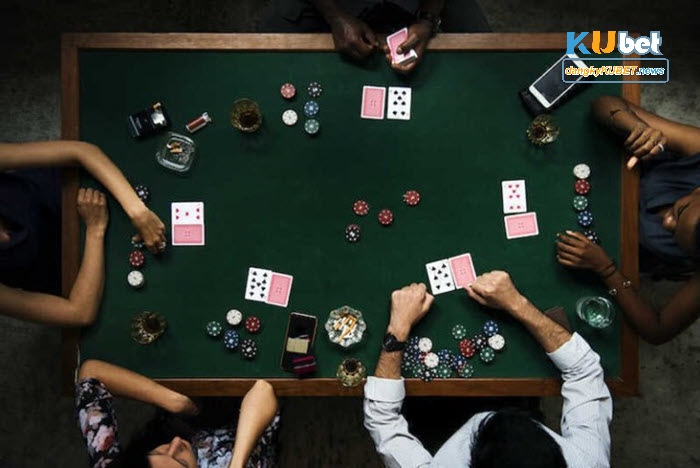 Người chơi có thể bỏ bài, theo bài, tố tất tay, xem,...khi đánh bài Poker